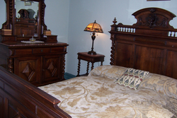 Zimmer #2 - Spektakul&auml;res Doppelbett aus Wallnussholz von 1870 